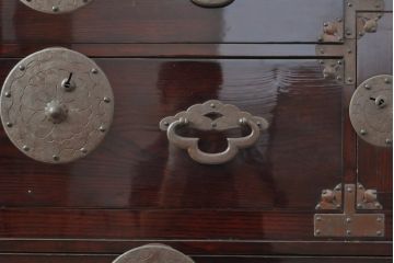 和製アンティーク　明治期　極上　上手物　超美品　未使用に近い!!　前面栗材の艶が美しい米沢箪笥(重ね箪笥、和たんす、収納箪笥、時代箪笥、整理タンス)(R-058120)