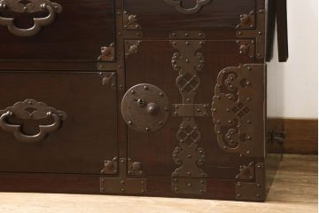 和製アンティーク　明治期　極上　上手物　超美品　未使用に近い!!　前面栗材の艶が美しい米沢箪笥(和たんす、収納箪笥、時代箪笥、整理タンス)(R-058121)