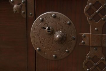 和製アンティーク　明治期　極上　上手物　超美品　未使用に近い!!　前面栗材の艶が美しい米沢箪笥(和たんす、収納箪笥、時代箪笥、整理タンス)(R-058121)