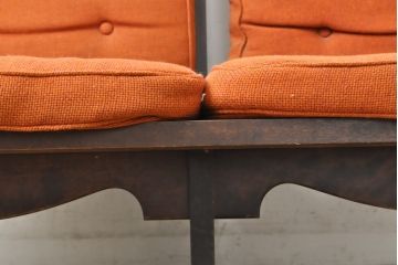 中古　北海道民芸家具　オレンジ色の鮮やかなファブリックが良く映える2人掛けソファ(二人掛け、2P)(R-058139)