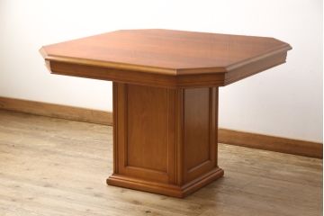 中古　美品　横浜クラシック家具　ダニエル(Daniel)　収納棚付き!　低めサイズのダイニングテーブルとチェア4脚セット(ダイニングチェア、アームチェア、椅子、ダイニングセット、4人掛け)(定価約100万円)(R-058145)