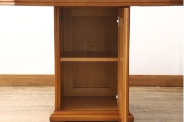 中古　美品　横浜クラシック家具　ダニエル(Daniel)　収納棚付き!　低めサイズのダイニングテーブルとチェア4脚セット(ダイニングチェア、アームチェア、椅子、ダイニングセット、4人掛け)(定価約100万円)(R-058145)