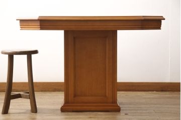 中古　美品　横浜クラシック家具　ダニエル(Daniel)　収納棚付き!　低めサイズのダイニングテーブルとチェア4脚セット(ダイニングチェア、アームチェア、椅子、ダイニングセット、4人掛け)(定価約100万円)(R-058145)