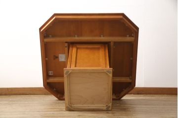 中古　美品　横浜クラシック家具　ダニエル(Daniel)　収納棚付き!　低めサイズのダイニングテーブルとチェア4脚セット(ダイニングチェア、アームチェア、椅子、ダイニングセット、4人掛け)(定価約100万円)(R-058145)