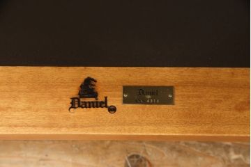 中古　美品　横浜クラシック家具　ダニエル(Daniel)　収納棚付き!　低めサイズのダイニングテーブルとチェア4脚セット(ダイニングチェア、アームチェア、椅子、ダイニングセット、4人掛け)(定価約100万円)(R-058145)
