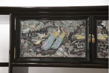 中古　美品　高級品　繊細な孔雀の螺鈿(らでん)細工が美しい飾り棚(定価約120万円)(収納棚、戸棚、茶棚)(R-058147)