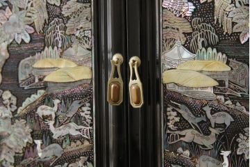 中古　美品　高級品　繊細な孔雀の螺鈿(らでん)細工が美しい飾り棚(定価約120万円)(収納棚、戸棚、茶棚)(R-058147)