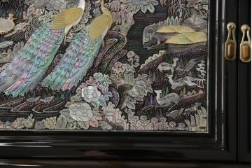 中古　美品　高級品　繊細な孔雀の螺鈿(らでん)細工が美しい飾り棚(定価約120万円)(収納棚、戸棚、茶棚)(R-058147)