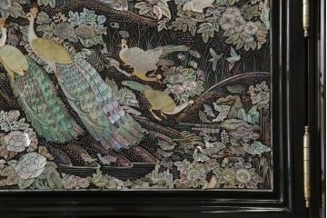 中古　美品　高級品　繊細な孔雀の螺鈿(らでん)細工が美しい飾り棚(定価約120万円)(収納棚、戸棚、茶棚)(R-058147)