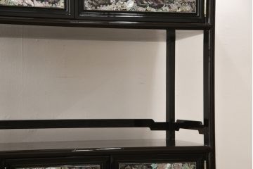 中古　美品　高級品　繊細な孔雀の螺鈿(らでん)細工が美しい飾り棚(定価約120万円)(収納棚、戸棚、茶棚)(R-058147)
