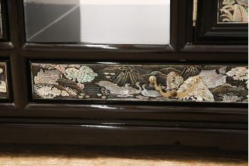 中古　美品　高級品　繊細な孔雀の螺鈿(らでん)細工が美しい飾り棚(定価約120万円)(収納棚、戸棚、茶棚)(R-058147)