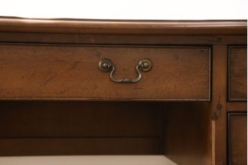 中古　美品　アメリカ高級家具　ヒッコリーホワイト(HICKORY WHITE)　クラシカルな雰囲気を醸し出すアンティーク調デスク(定価約100万円)(両袖机、ワークデスク、在宅ワーク用、テーブル)(R-058148)
