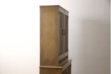中古　美品　神戸洋家具　ナラ材　品のある佇まいが美しい食器棚(キャビネット、カップボード、収納棚、戸棚)(R-058152)