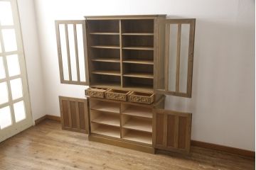 中古　美品　神戸洋家具　ナラ材　品のある佇まいが美しい食器棚(キャビネット、カップボード、収納棚、戸棚)(R-058152)