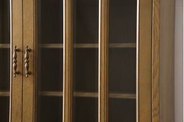 中古　美品　神戸洋家具　ナラ材　品のある佇まいが美しい食器棚(キャビネット、カップボード、収納棚、戸棚)(R-058152)