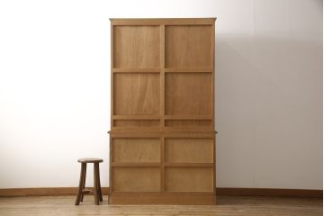 中古　美品　神戸洋家具　ナラ材　品のある佇まいが美しい食器棚(キャビネット、カップボード、収納棚、戸棚)(R-058152)