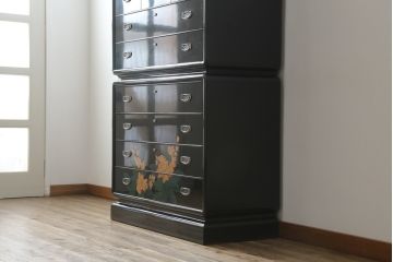 中古　展示品　美品　讃岐塗り　漆塗り　モダンな高級中桐箪笥(定価約180万円)(和箪笥、着物たんす、和服タンス、重ねタンス)(R-058156)