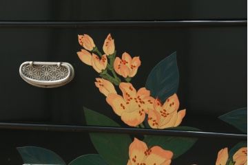 中古　展示品　美品　讃岐塗り　漆塗り　モダンな高級中桐箪笥(定価約180万円)(和箪笥、着物たんす、和服タンス、重ねタンス)(R-058156)