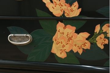 中古　展示品　美品　讃岐塗り　漆塗り　モダンな高級中桐箪笥(定価約180万円)(和箪笥、着物たんす、和服タンス、重ねタンス)(R-058156)