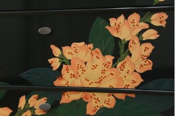 中古　展示品　美品　讃岐塗り　漆塗り　モダンな高級中桐箪笥(定価約180万円)(和箪笥、着物たんす、和服タンス、重ねタンス)(R-058156)