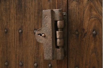 和製アンティーク　古作造り　欅(ケヤキ)材・栗材　素朴な佇まいが趣溢れる米沢帳場箪笥(銭戸棚、船箪笥、舟箪笥、時代箪笥、収納棚)(R-058162)