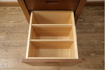 中古　超美品　CONDE　HOUSE(カンディハウス)　ウォールナット　ストライプ　DR-46　落ち着いた色合いとシンプルなデザインが魅力のサイドデスク(サイドチェスト、ナイトテーブル、サイドテーブル)(定価約20万円)(R-058168)