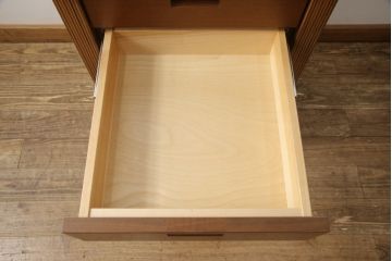 中古　超美品　CONDE　HOUSE(カンディハウス)　ウォールナット　ストライプ　DR-46　落ち着いた色合いとシンプルなデザインが魅力のサイドデスク(サイドチェスト、ナイトテーブル、サイドテーブル)(定価約20万円)(R-058168)