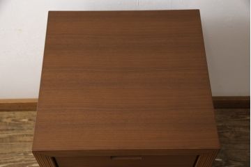 中古　超美品　CONDE　HOUSE(カンディハウス)　ウォールナット　ストライプ　DR-46　落ち着いた色合いとシンプルなデザインが魅力のサイドデスク(サイドチェスト、ナイトテーブル、サイドテーブル)(定価約20万円)(R-058168)