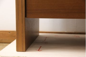 中古　超美品　CONDE　HOUSE(カンディハウス)　ウォールナット　ストライプ　DR-46　落ち着いた色合いとシンプルなデザインが魅力のサイドデスク(サイドチェスト、ナイトテーブル、サイドテーブル)(定価約20万円)(R-058168)