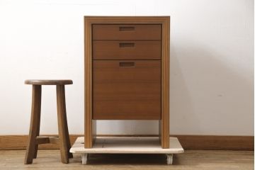 中古　超美品　CONDE　HOUSE(カンディハウス)　ウォールナット　ストライプ　DR-46　落ち着いた色合いとシンプルなデザインが魅力のサイドデスク(サイドチェスト、ナイトテーブル、サイドテーブル)(定価約20万円)(R-058168)