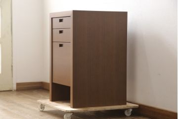 中古　超美品　CONDE　HOUSE(カンディハウス)　ウォールナット　ストライプ　DR-46　落ち着いた色合いとシンプルなデザインが魅力のサイドデスク(サイドチェスト、ナイトテーブル、サイドテーブル)(定価約20万円)(R-058169)