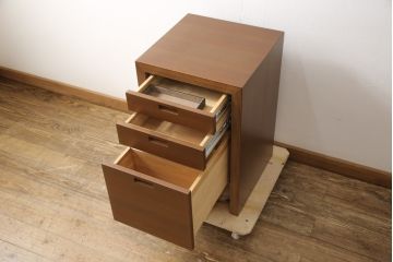 中古　超美品　CONDE　HOUSE(カンディハウス)　ウォールナット　ストライプ　DR-46　落ち着いた色合いとシンプルなデザインが魅力のサイドデスク(サイドチェスト、ナイトテーブル、サイドテーブル)(定価約20万円)(R-058169)