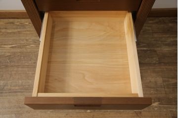 中古　超美品　CONDE　HOUSE(カンディハウス)　ウォールナット　ストライプ　DR-46　落ち着いた色合いとシンプルなデザインが魅力のサイドデスク(サイドチェスト、ナイトテーブル、サイドテーブル)(定価約20万円)(R-058169)