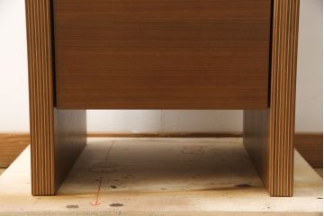 中古　超美品　CONDE　HOUSE(カンディハウス)　ウォールナット　ストライプ　DR-46　落ち着いた色合いとシンプルなデザインが魅力のサイドデスク(サイドチェスト、ナイトテーブル、サイドテーブル)(定価約20万円)(R-058169)