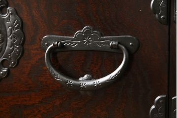 中古　超美品　岩谷堂箪笥　厚みのある金具が風格を感じさせる車箪笥(小箪笥、チェスト、引き出し)(R-058170)