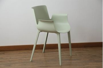 中古　展示美品　イタリア製　Kartell(カルテル)　Piuma(ピウマ)　ピエロ・リッソーニデザイン　軽さと丈夫さが魅力!スタイリッシュなアームチェア(ダイニングチェア、椅子、イス、いす)(定価約6万3千円)(R-058173)