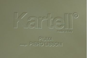 中古　展示美品　イタリア製　Kartell(カルテル)　Piuma(ピウマ)　ピエロ・リッソーニデザイン　軽さと丈夫さが魅力!スタイリッシュなアームチェア(ダイニングチェア、椅子、イス、いす)(定価約6万3千円)(R-058173)