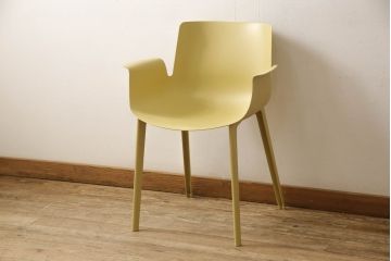 中古　展示美品　イタリア製　Kartell(カルテル)　Piuma(ピウマ)　ピエロ・リッソーニデザイン　軽さと丈夫さが魅力!スタイリッシュなアームチェア(ダイニングチェア、椅子、イス、いす)(定価約6万3千円)(R-058174)