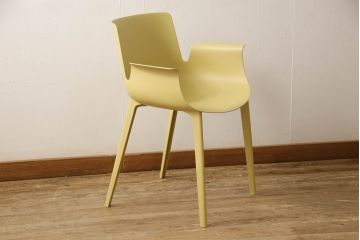 中古　展示美品　イタリア製　Kartell(カルテル)　Piuma(ピウマ)　ピエロ・リッソーニデザイン　軽さと丈夫さが魅力!スタイリッシュなアームチェア(ダイニングチェア、椅子、イス、いす)(定価約6万3千円)(R-058174)