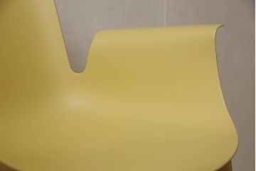 中古　展示美品　イタリア製　Kartell(カルテル)　Piuma(ピウマ)　ピエロ・リッソーニデザイン　軽さと丈夫さが魅力!スタイリッシュなアームチェア(ダイニングチェア、椅子、イス、いす)(定価約6万3千円)(R-058174)