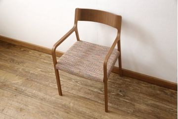 中古　美品　arflex(アルフレックス)　RINN(リン)シリーズ　流れるような細身のラインが美しいウォールナット材製アームチェア(定価約68000円)(椅子、イス、ダイニングチェア)(R-058175)
