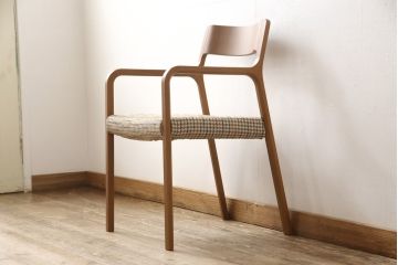 中古　美品　arflex(アルフレックス)　RINN(リン)シリーズ　流れるような細身のラインが美しいウォールナット材製アームチェア(定価約68000円)(椅子、イス、ダイニングチェア)(R-058176)