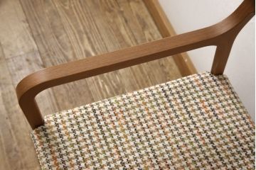 中古　美品　arflex(アルフレックス)　RINN(リン)シリーズ　流れるような細身のラインが美しいウォールナット材製アームチェア(定価約68000円)(椅子、イス、ダイニングチェア)(R-058176)