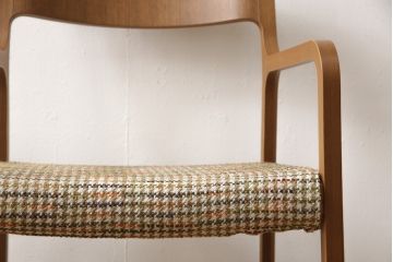 中古　美品　arflex(アルフレックス)　RINN(リン)シリーズ　流れるような細身のラインが美しいウォールナット材製アームチェア(定価約68000円)(椅子、イス、ダイニングチェア)(R-058176)