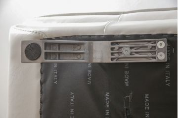 中古　超美品　展示品　イタリア　NICOLETTI(ニコレッティ)　Success(サクセス)　スタイリッシュなで存在感を放つ本革張り3人掛けソファ(レザー、3Pソファ、三人掛け)(定価約48万円)(R-058180)