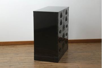中古　超美品　手打ち金具　岩谷堂箪笥　艶やかな黒漆塗りが存在感たっぷりの整理箪笥(衣装タンス、引き出し、チェスト)(定価約90万円)(R-058192)