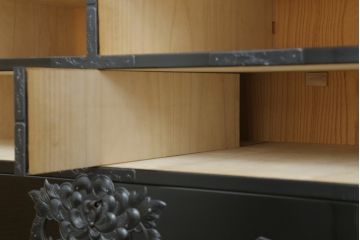 中古　超美品　手打ち金具　岩谷堂箪笥　艶やかな黒漆塗りが存在感たっぷりの整理箪笥(衣装タンス、引き出し、チェスト)(定価約90万円)(R-058192)
