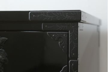 中古　超美品　手打ち金具　岩谷堂箪笥　艶やかな黒漆塗りが存在感たっぷりの整理箪笥(衣装タンス、引き出し、チェスト)(定価約90万円)(R-058192)