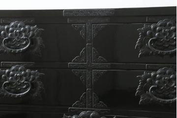 中古　超美品　手打ち金具　岩谷堂箪笥　艶やかな黒漆塗りが存在感たっぷりの整理箪笥(衣装タンス、引き出し、チェスト)(定価約90万円)(R-058192)
