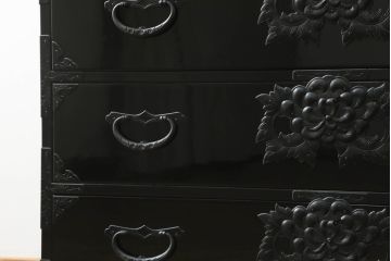 中古　超美品　手打ち金具　岩谷堂箪笥　艶やかな黒漆塗りが存在感たっぷりの整理箪笥(衣装タンス、引き出し、チェスト)(定価約90万円)(R-058192)